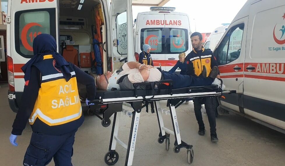 Bursa’da kamyonet otomobile çarptı