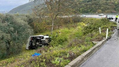 Bursa’da kamyonet şarampole yuvarlandı