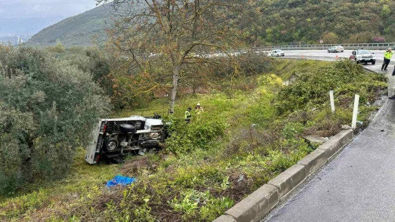 Bursa’da kamyonet şarampole yuvarlandı Bursa’da kontrolden çıkan kamyonetin şarampole yuvarlandığı kazada 2 kişi yaralandı.