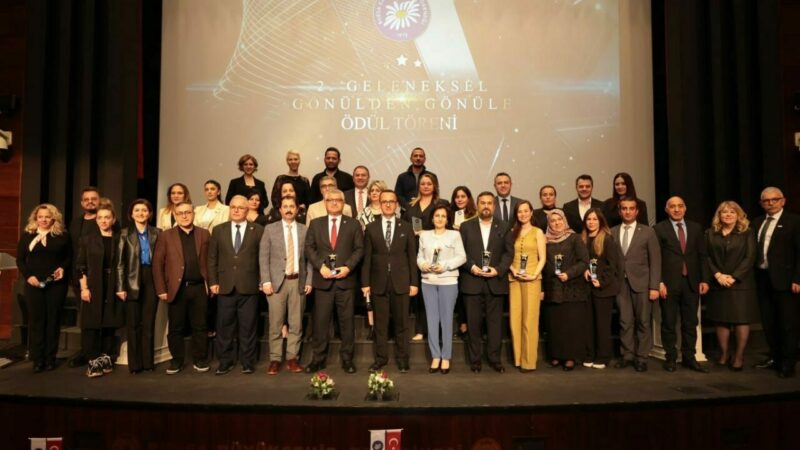 Bursa'da onkoloji alanında farkındalık gösterenlere ödül verildi. Bursa Kanserle Savaş Derneğince