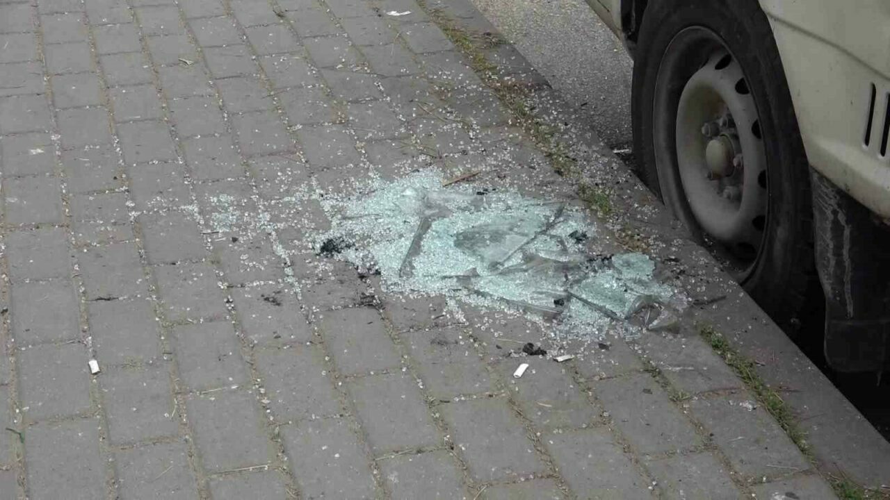 Bursa’da kardeş krizi! Evin camını kırdı, yetmedi aracını yakmaya çalıştı