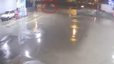 Bursa’da kaza: Önce bariyere sonra kaldırıma çarptı