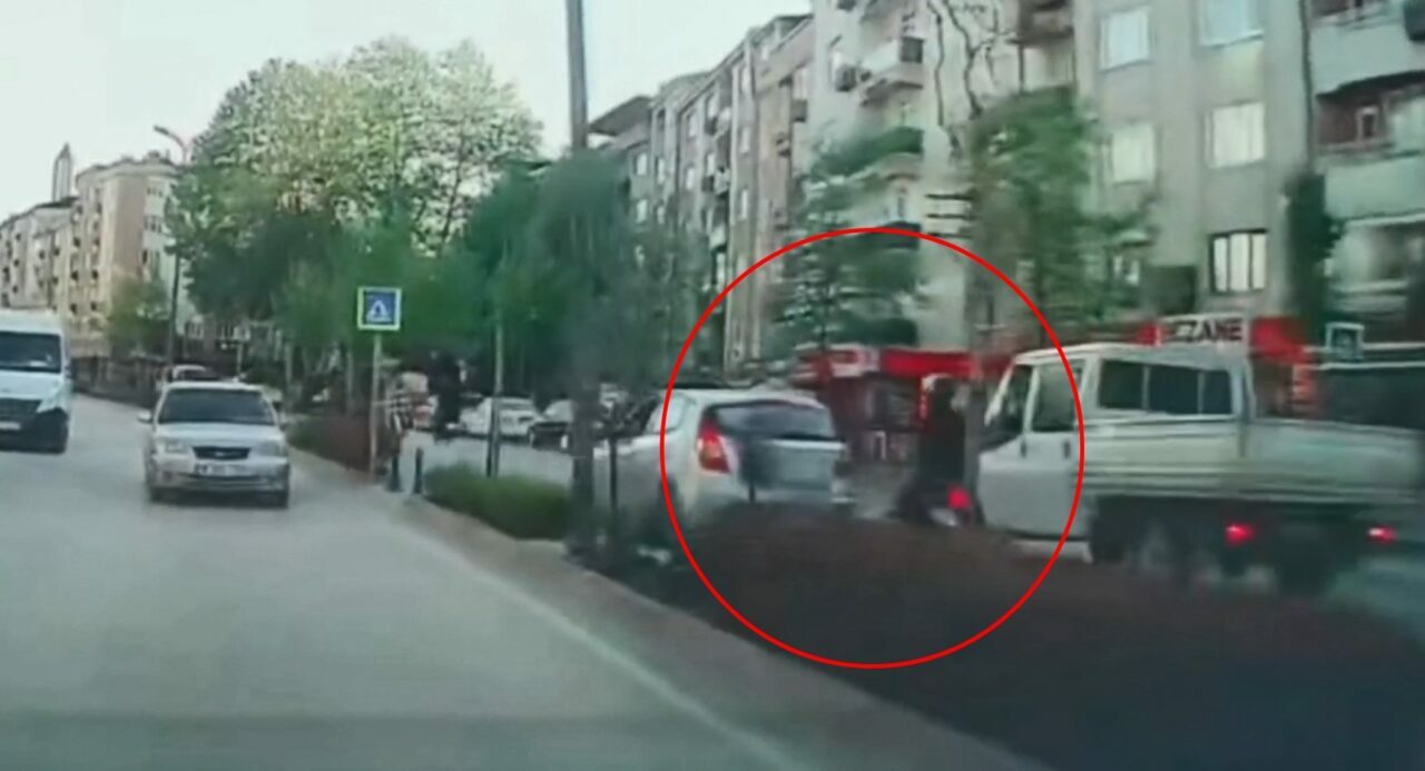 Bursa’da motosiklet otomobile çarptı