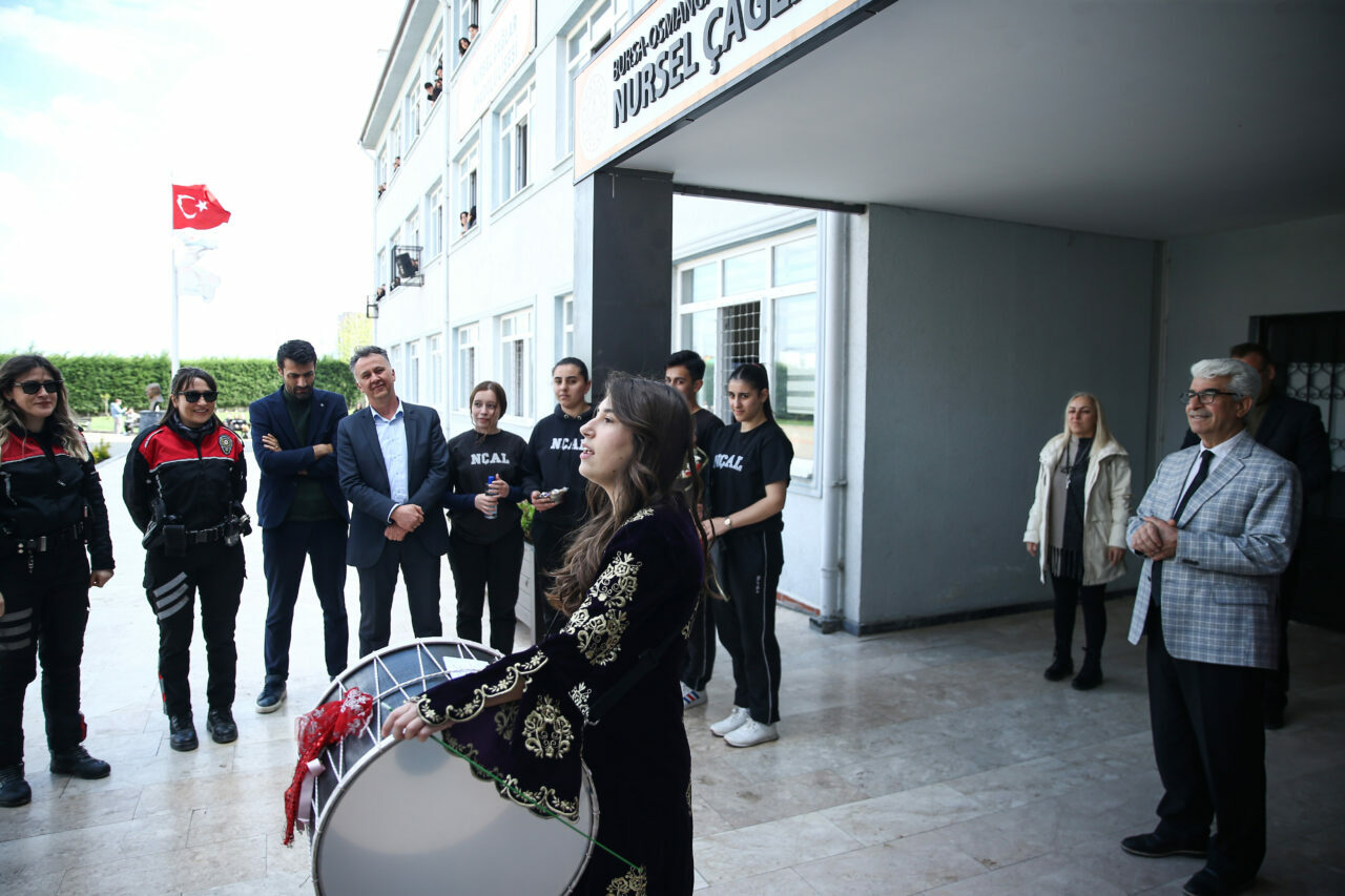 Bursa’da Nursel Çağlar Anadolu Lisesi öğrencilerinden polis memurlarına sürpriz! Bursa’da Nursel Çağlar Anadolu Lisesi öğrencilerinden polis memurlarına sürpriz!