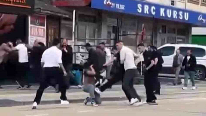 Bursa’da hareketli dakikalar! Gözaltına alınmamak için… Bursa’da iddiaya göre aranan şahsı almak isteyen ekipler ile kalabalık
