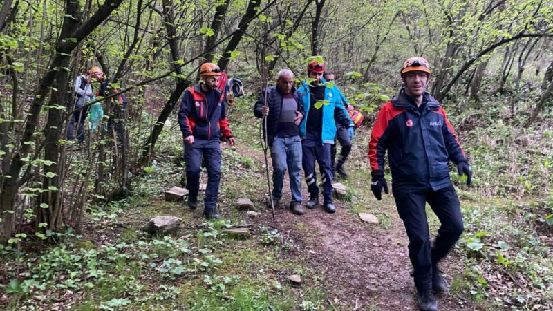 Bursa'da ot toplarken ormanlık alanda mahsur kalan bir kişi
