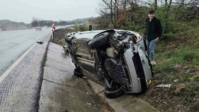 Bursa’da kontrolden çıkan otomobilin su kanalına devrildiği kazada 2 kişi