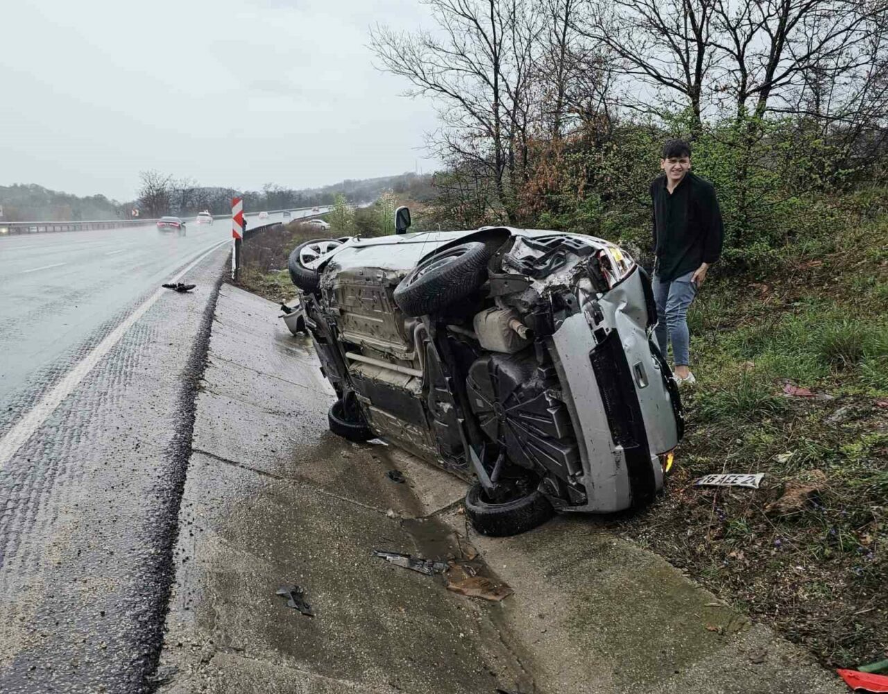 Bursa’da otomobil devrildi: 2 yaralı Bursa’da otomobil devrildi: 2 yaralı