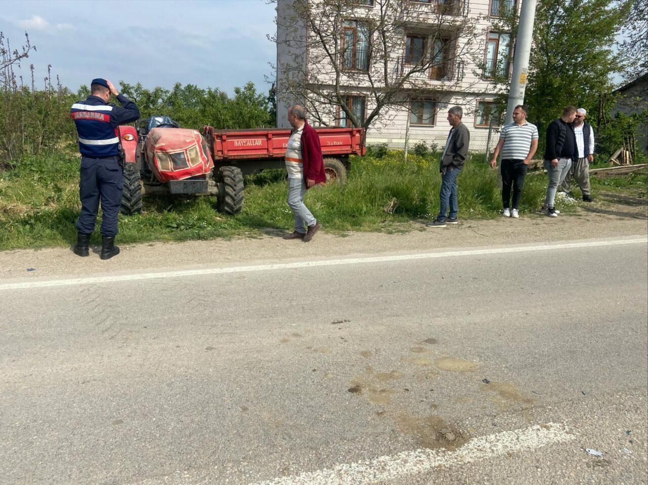 Bursa’da otomobille traktör çarpıştı