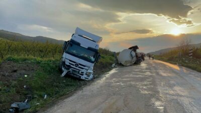 Bursa’da tavuk yağı yüklü TIR kaza yaptı