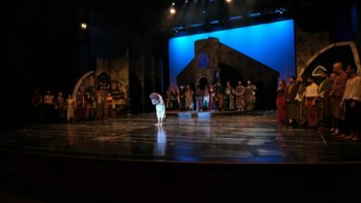 Bursa’da Tiyatro Festivali: “Uçmak Hezarfen Ahmed Çelebi” oyunu sahnelendi