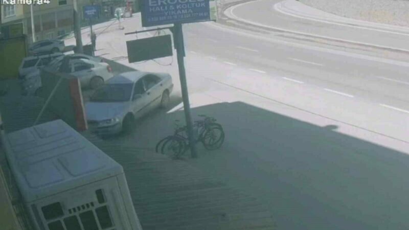 Bursa’daki feci kaza kamerada: Otomobil iş yerine daldı Bursa’nın İnegöl ilçesinde kontrolden çıkıp iş yerine dalan otomobil sürücüsü