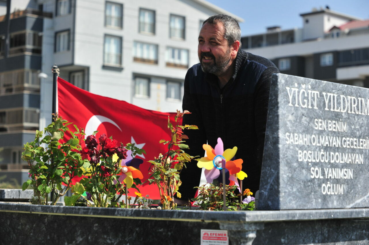 Bursalı babanın yürek yakan acısı! Her gün oğlunun mezarına gidip…