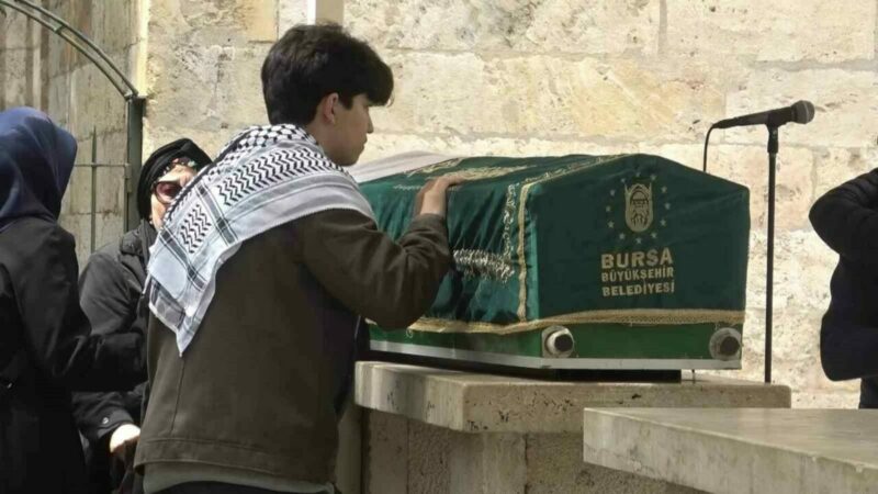 Bursalı sedefkâr Karazeybek son yolculuğuna uğurlandı Türkiye’nin yetiştirdiği ünlü sedefkârlardan, Kültür ve Turizm Bakanlığı sanatçısı Zafer