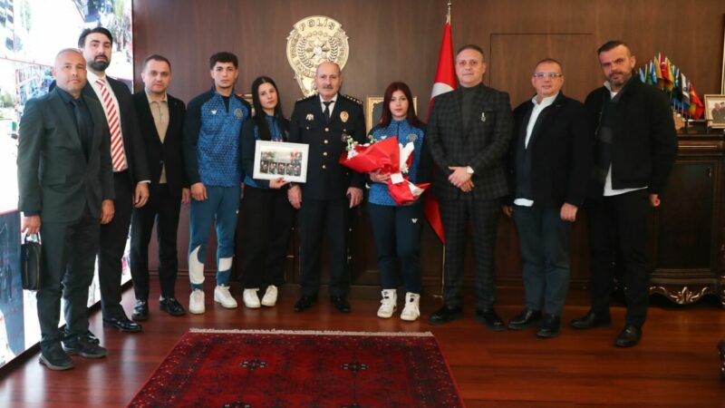 Bursa Emniyetspor’dan Zaimoğlu’na ziyaret Bursa Emniyetspor, Polis Haftası nedeniyle İl Emniyet Müdürü Dr. Sabit