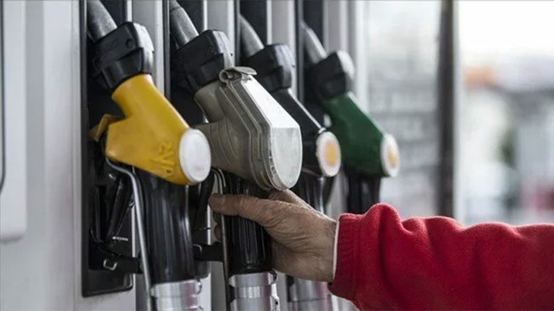 Motorinin litre fiyatına 98 kuruş zam geldi. Fiyat artışı bu