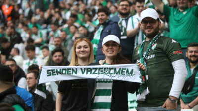 Bursa stada akın etti! İşte taraftardan renkli görüntüler…