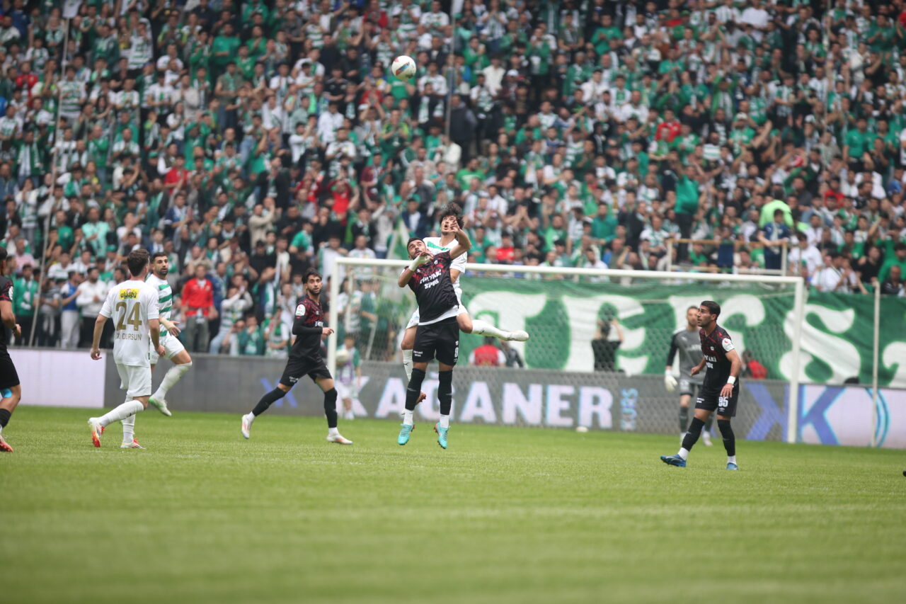 Bursaspor’un tarihine geçen futbolcu; Bütün liglerde oynayan tek isim… Bursaspor’un tarihine geçen futbolcu; Bütün liglerde oynayan tek isim…