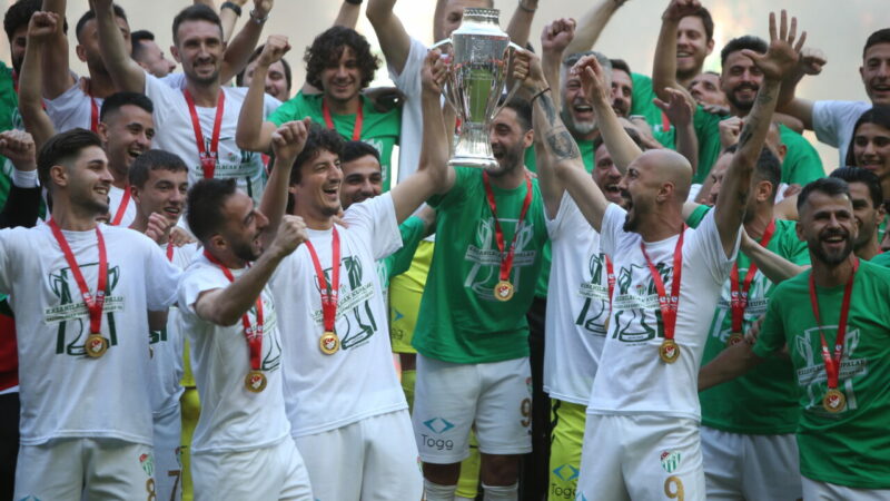 Bursaspor 1 numara! Tüm takımları gölgede bıraktı 70 puan toplayan şampiyon Bursaspor 2,33 puan ortalamasıyla 3. Lig’de