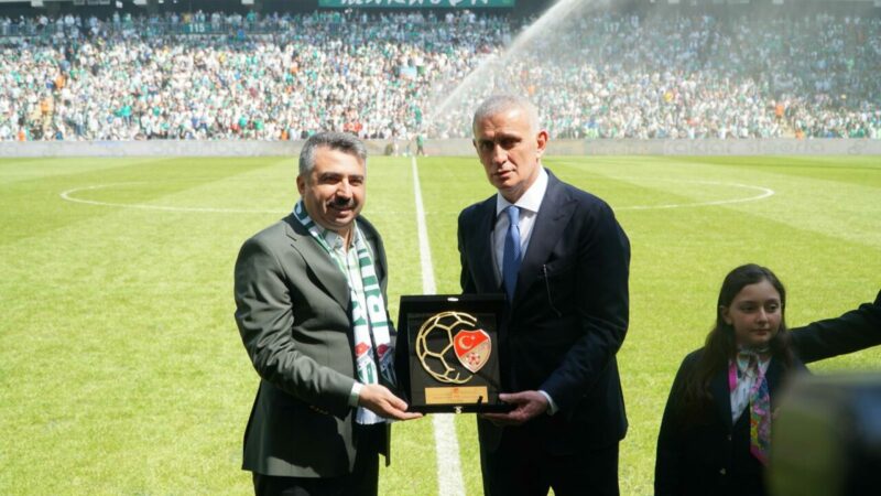 TFF Başkanı Hacıosmanoğlu’ndan Yıldırım Belediye Başkanı Yılmaz’a anlamlı ödül Fair Play Ödülü, TFF Başkanı İbrahim Hacıosmanoğlu tarafından Bursaspor-Bornova 1877