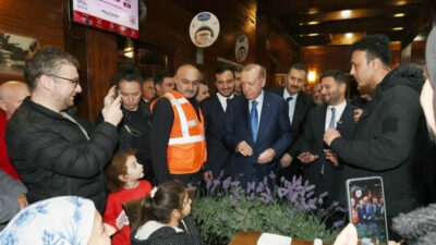 Erdoğan geceyi dışarıda geçiren vatandaşlarla bir araya geldi