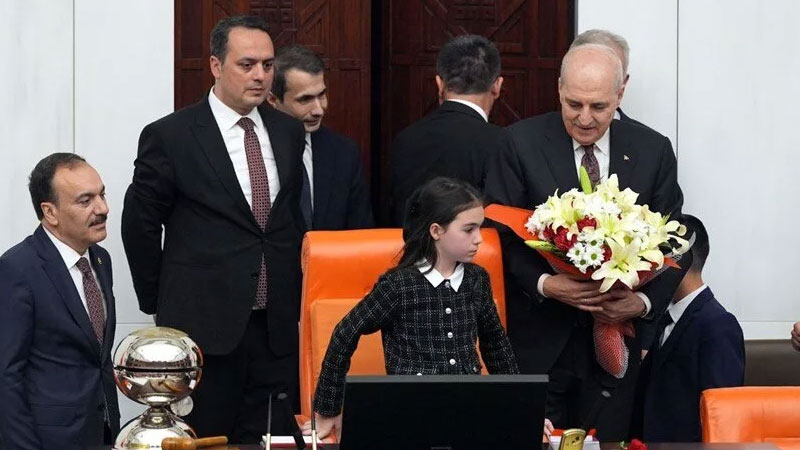 Meclis’te renkli görüntüler: Numan Kurtulmuş koltuğunu devretti