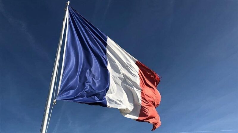 Fransa’da okula bıçaklı saldırı! İki kişi ağır yaralandı Fransa’nın güneyindeki Antibes kentinde bulunan bir okulda bıçaklı saldırı meydana