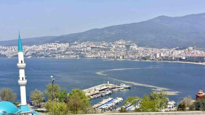 Bursa’dan kâbusun fotoğrafı! Vatandaş tedirgin… Bursa’nın Gemlik Körfezi’nde görülmeye başlayan müsilaj, başta balıkçılar olmak üzere