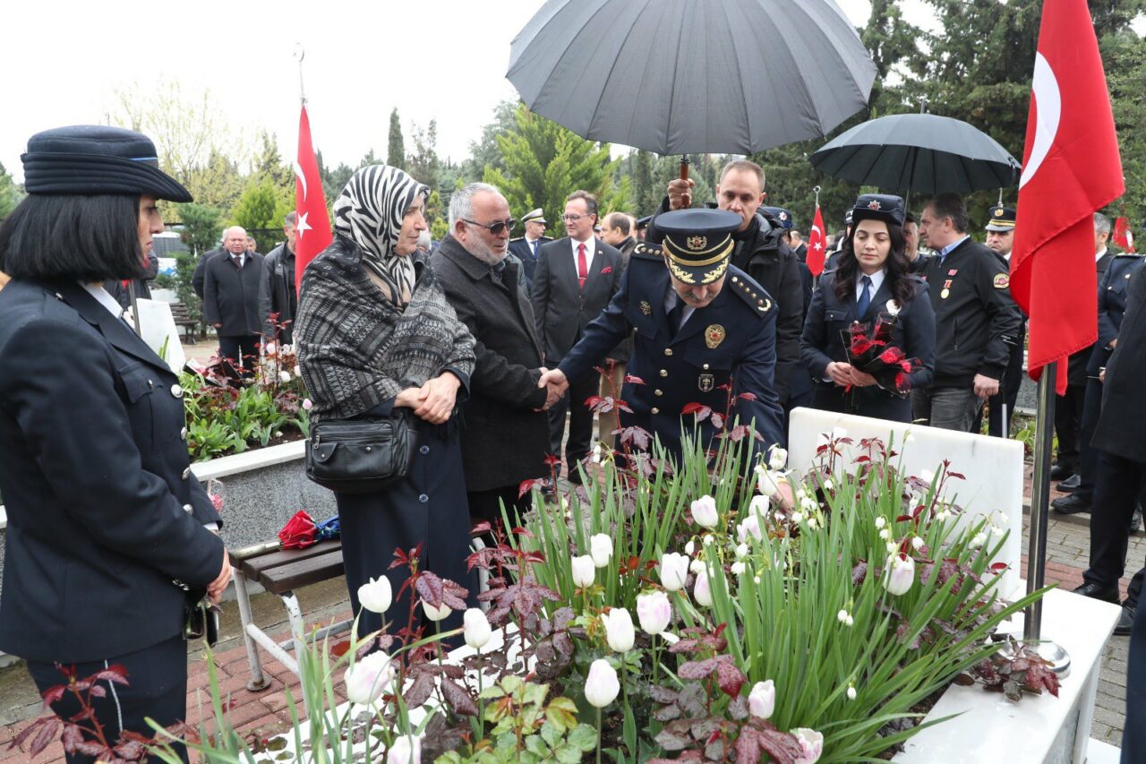 Bursa’da Polis Şehitliği’nde tören Bursa’da Polis Şehitliği’nde tören