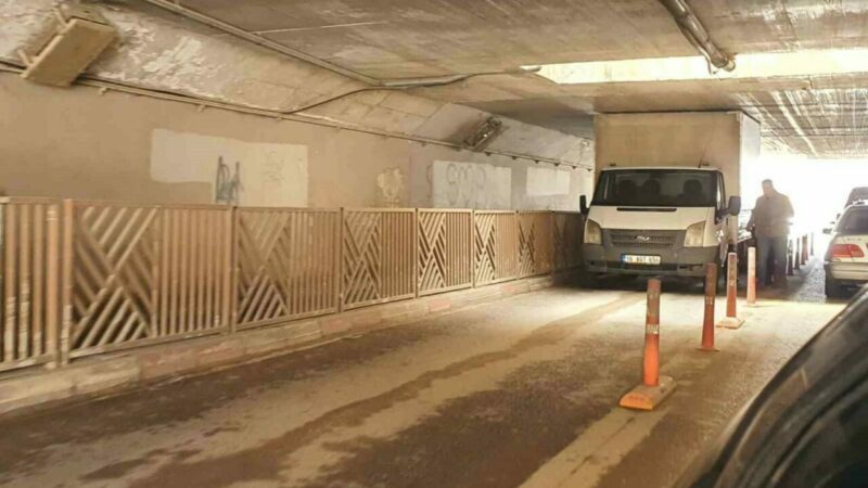 Görüntü Bursa’dan… Altgeçide sıkıştı Bursa’nın İnegöl ilçesinde Süleymaniye Mahallesi’ndeki altgeçitte yine bir olay yaşandı.