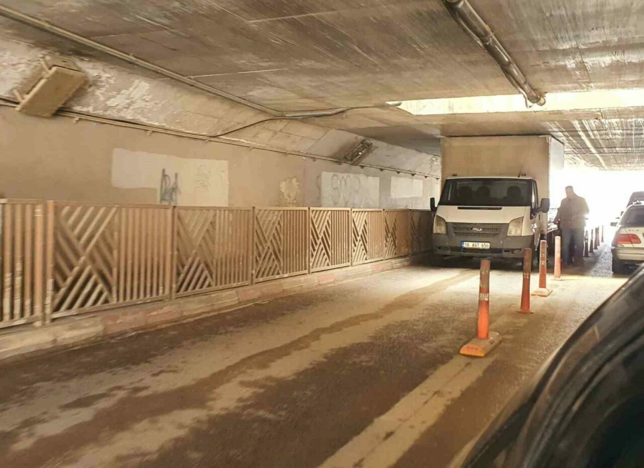 Görüntü Bursa’dan… Altgeçide sıkıştı