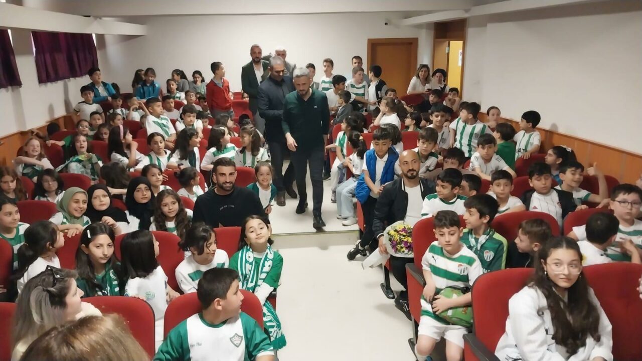 Celal Bayar İlkokulu’nda Bursaspor coşkusu Celal Bayar İlkokulu’nda Bursaspor coşkusu
