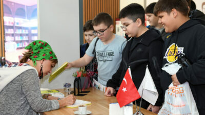 Yazar Halime Yıldız kitaplarını küçük okuyucuları için imzaladı