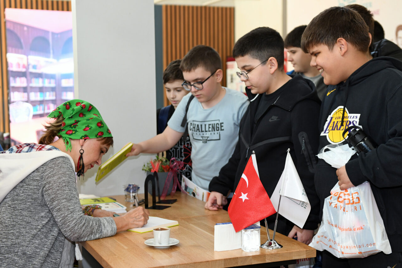 Yazar Halime Yıldız kitaplarını küçük okuyucuları için imzaladı
