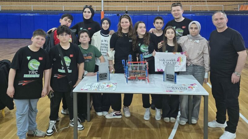 Yedi Renkli Çınar Okulları’na gurur veren çifte ödül Bursa Özel Yedi Renkli Çınar Okulları, Antalya'daki Uluslararası Vex IQ