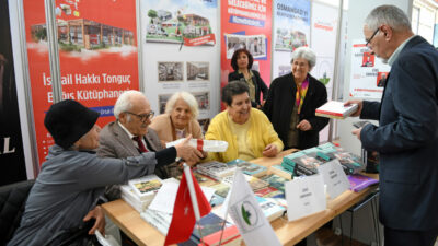 Şenal Sarıhan ve Zeki Sarıhan’a kitapseverlerden yoğun ilgi