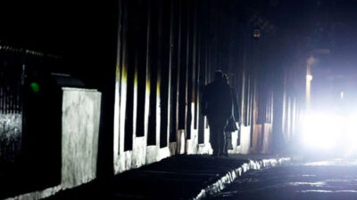 İki ülke karanlığa gömüldü! Metrolar boşaltıldı, trafik felç…