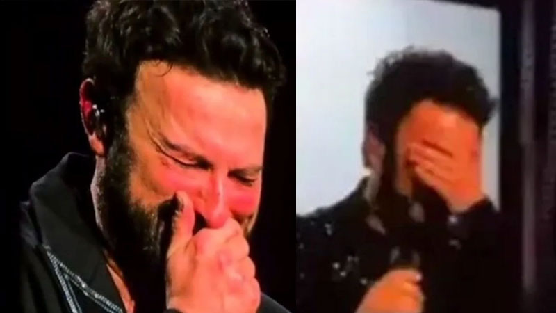 Tarkan sahnede gözyaşlarına boğuldu