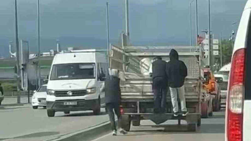 Bursa’da tehlikeli yolculuk! Canlarını hiçe saydılar Bursa’da tehlikeli yolculuk! Canlarını hiçe saydılar