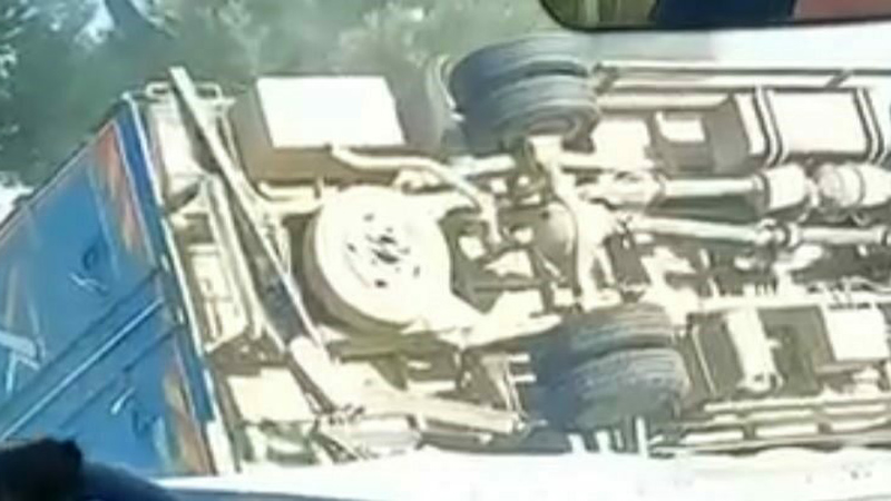 Bursa’da kargo aracı devrildi