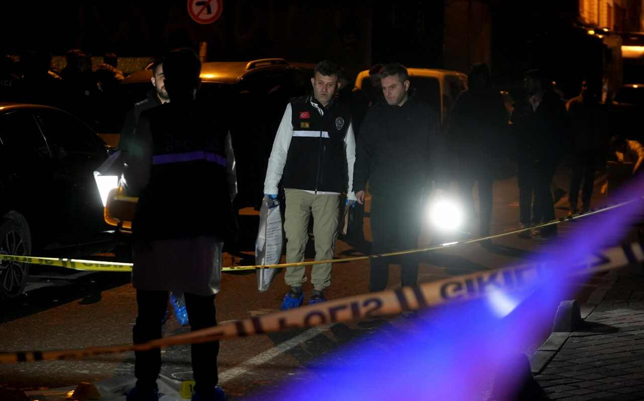 Kimlik kontrolü yapmak isteyen bekçiye silahlı saldırı