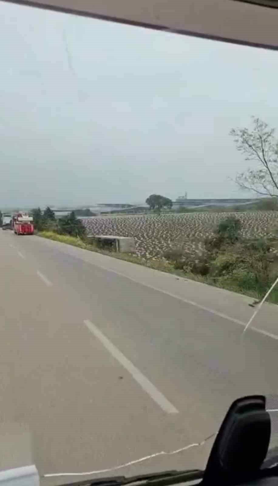 Bursa’da tır kazası: Tarlaya uçtu