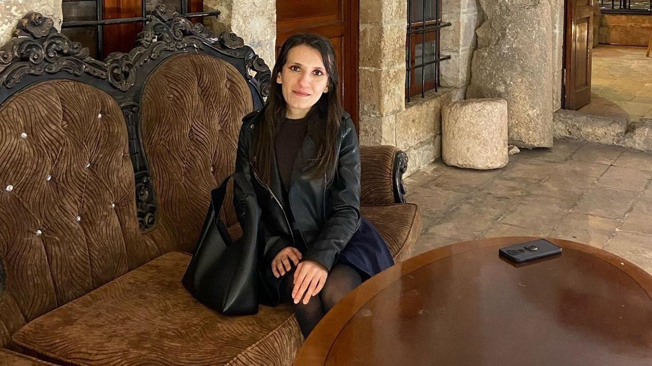 Başıboş sokak köpeklerinden kaçarken canından oldu