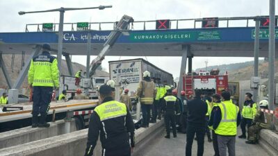 Otomobil TIR’ın altına girdi: 4 ölü