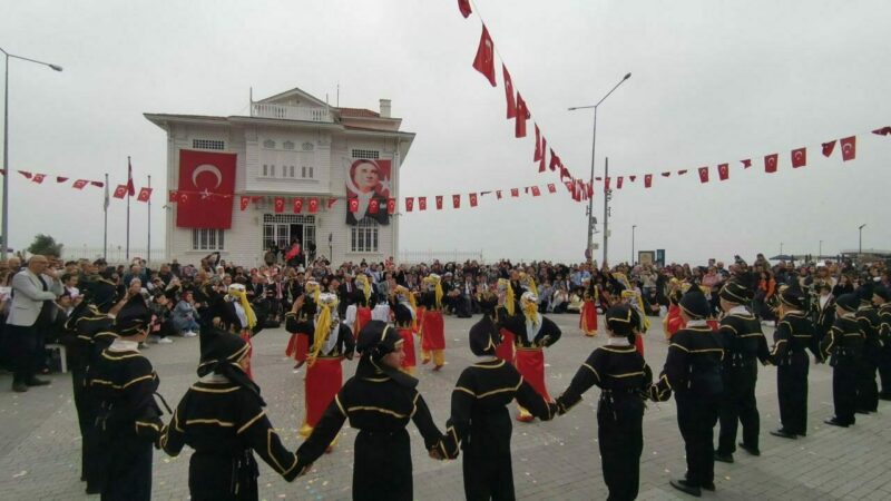 Mudanya’da 23 Nisan coşkusu Bursa'nın Mudanya ilçesinde 23 Nisan Ulusal Egemenlik ve Çocuk Bayramı