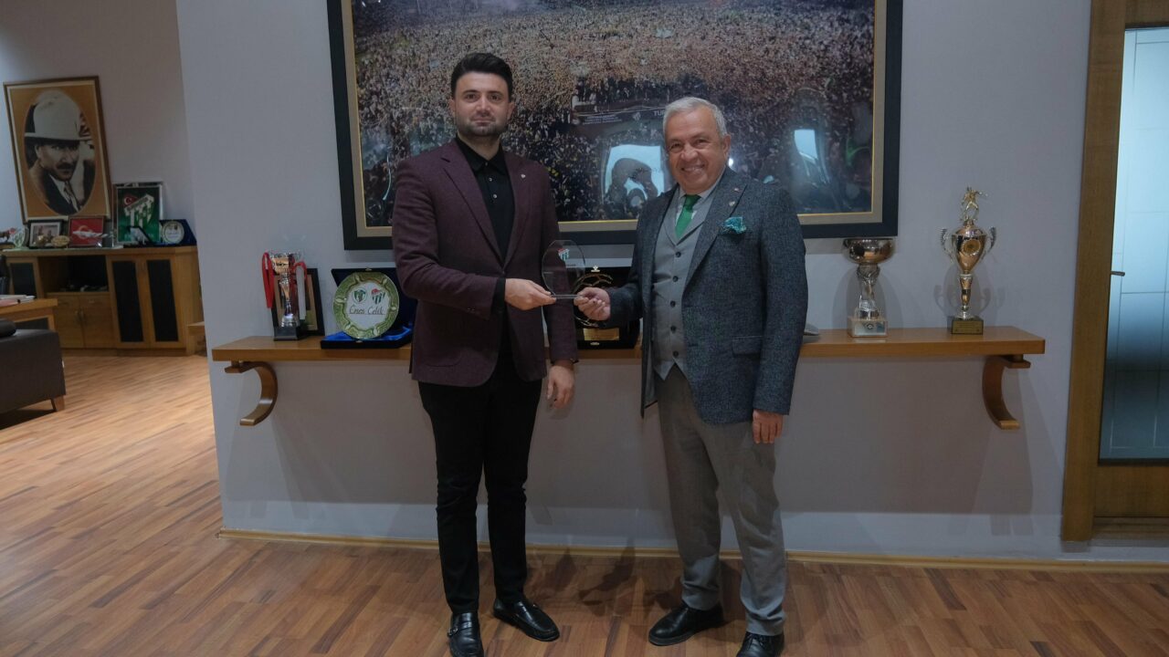 Nilüfer Belediye Başkanı Özdemir’den Bursaspor’a ziyaret Nilüfer Belediye Başkanı Özdemir’den Bursaspor’a ziyaret
