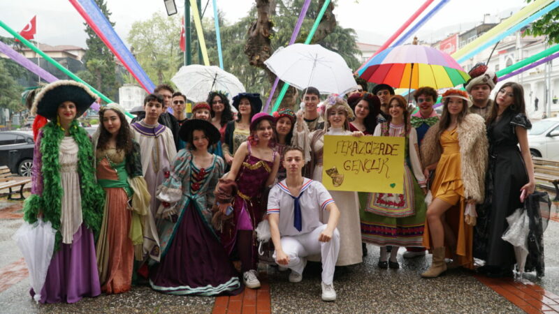 12. Uluslararası Balkan Ülkeleri Tiyatro Festivali başladı. Açılışta konuşan Devlet