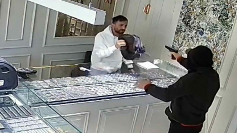 Bursa’da para sayma makinesi hayatını kurtardı! O kuyumcu konuştu