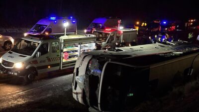 İşçi servisi devrildi: 23 yaralı