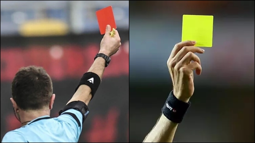 Derbide kartlar havada uçuşuyor